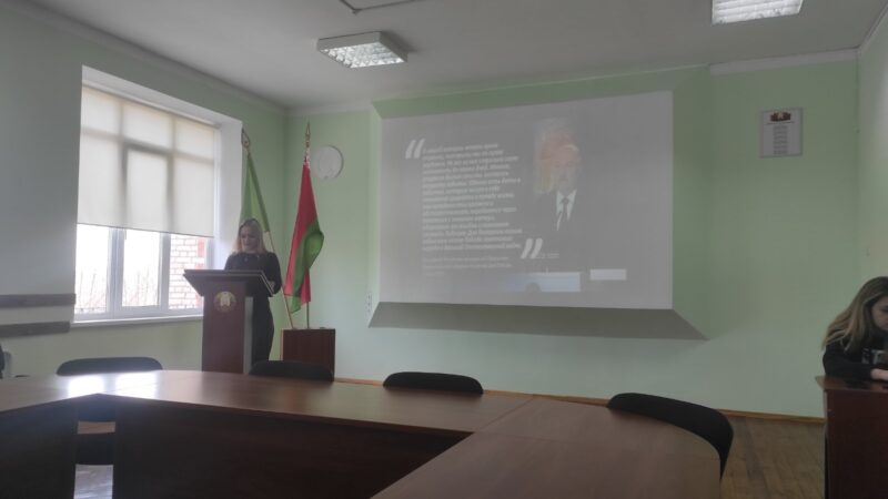 “Подвигу народа жить в веках”.