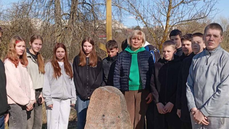 Экскурсия к памятному знаку,установленному на месте бывшего концлагеря для командиров Красной Армии.