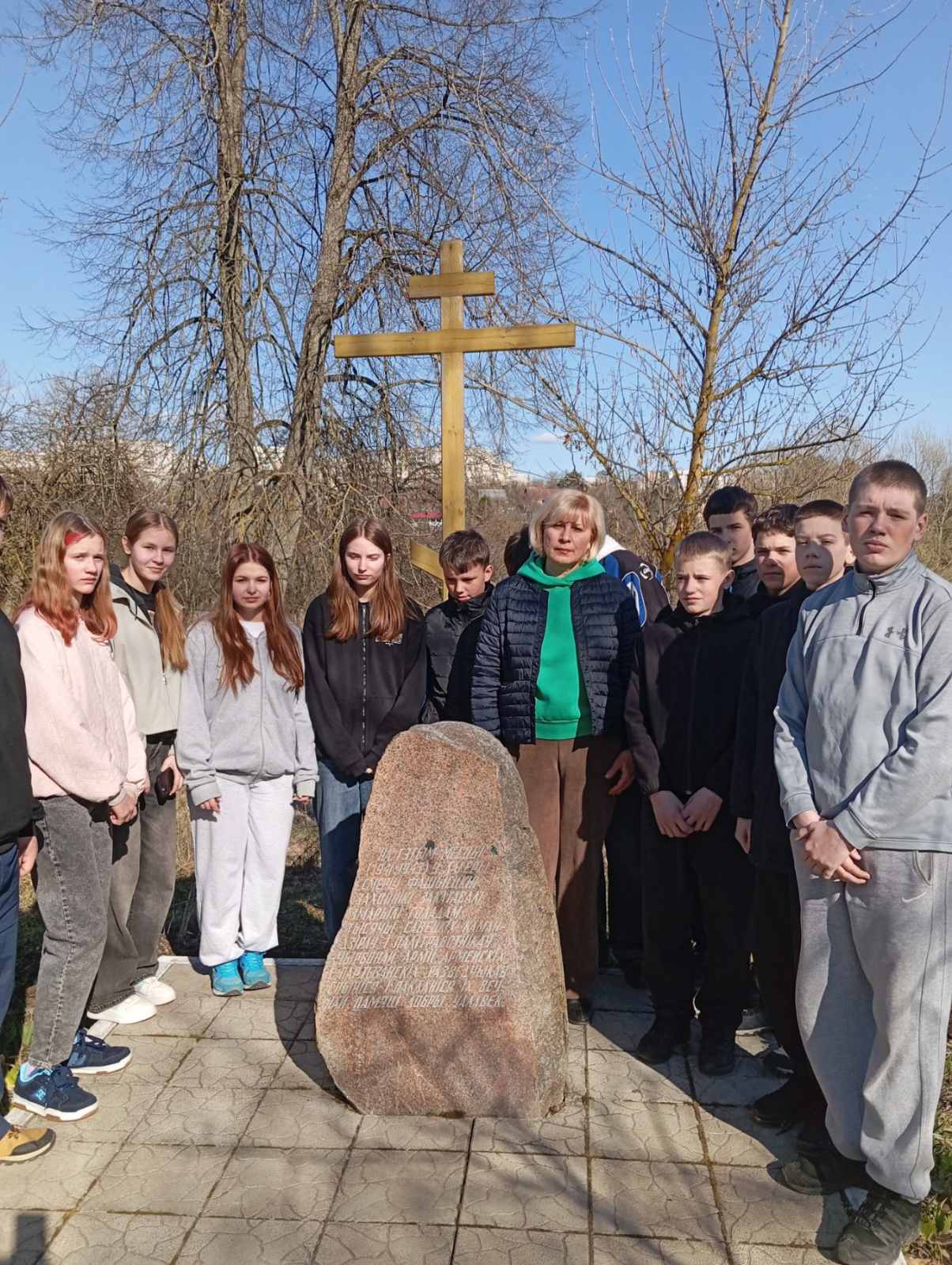 Экскурсия к памятному знаку,установленному на месте бывшего концлагеря для командиров Красной Армии.