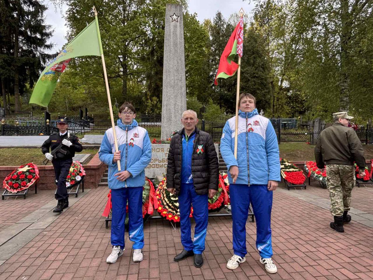 Возложение цветов к памятнику павших воинов в годы Великой Отечественной войны.