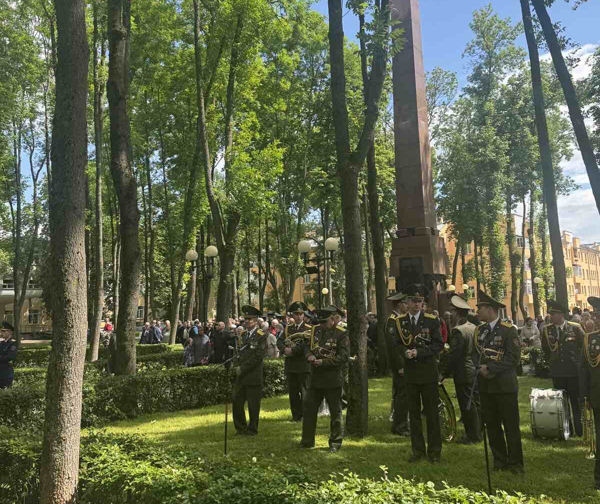 Возложении венков к воинскому захоронению